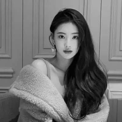 2025女生头像黑白真人最新
