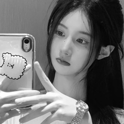 2025女生头像黑白真人最新