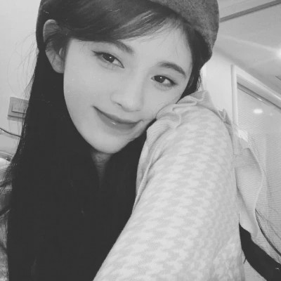 2025女生头像黑白真人最新