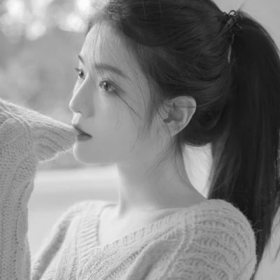 2025女生头像黑白真人最新