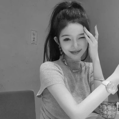 2025女生头像黑白真人最新