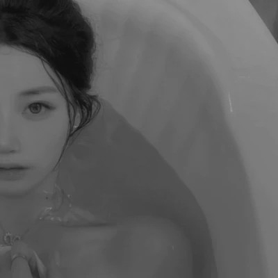 2025女生头像黑白真人最新