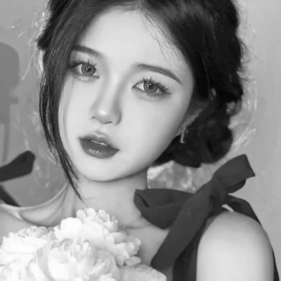 2025女生头像黑白真人最新