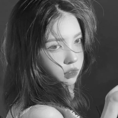 2025女生头像黑白真人最新