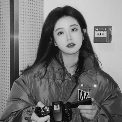 个性黑白头像女生