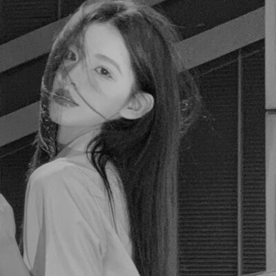 黑白氛围感气质的女头