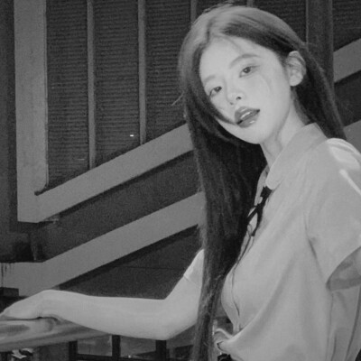 黑白氛围感气质的女头