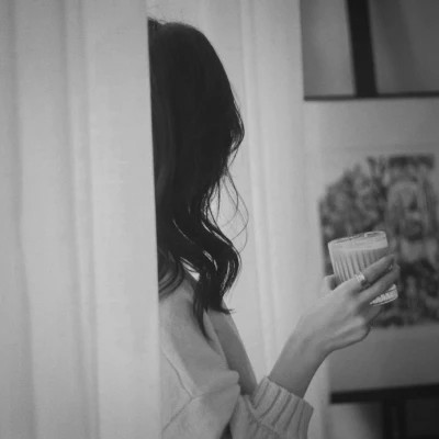 唯美意境清新好看的黑白女头图片