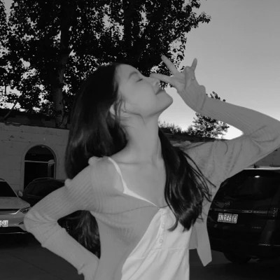 唯美意境清新好看的黑白女头图片