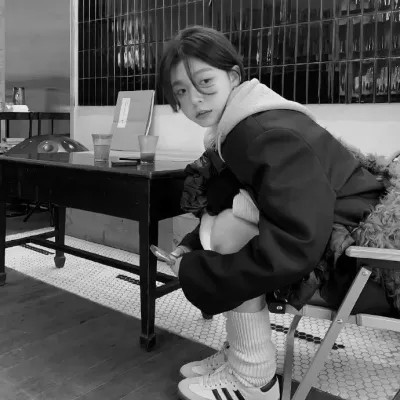 女黑白头像图片真人版