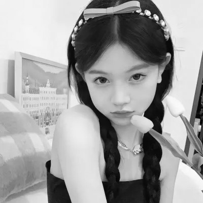 女黑白头像图片真人版