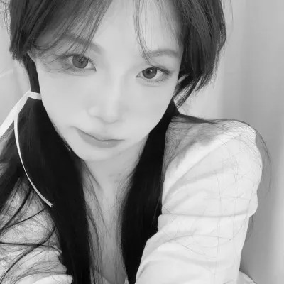 女黑白头像图片真人版