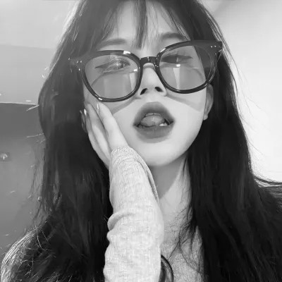 年轻女黑白头像真人