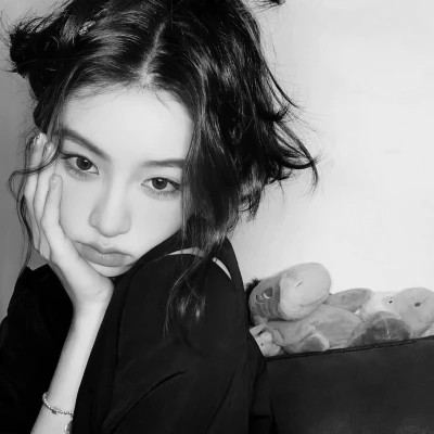 2025最新好看的女生头像黑白真人照片