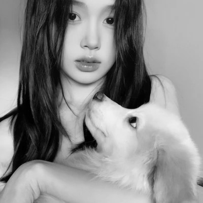 2025最新好看的女生头像黑白真人照片