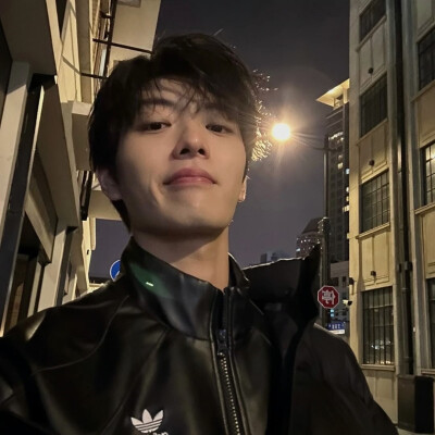 2025真人男生头像冷酷帅气