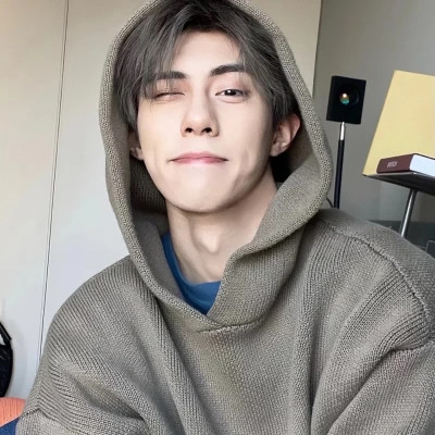 2025真人男生头像冷酷帅气
