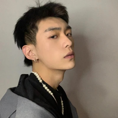 QQ头像男真人2025