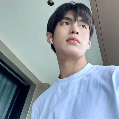 2025ins风男生头像真人