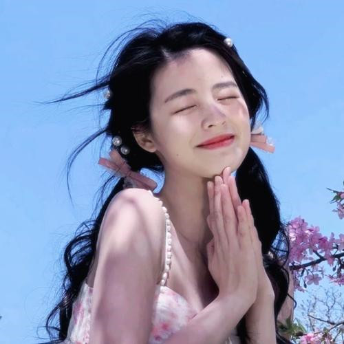 2025年最新美女微信头像图片
