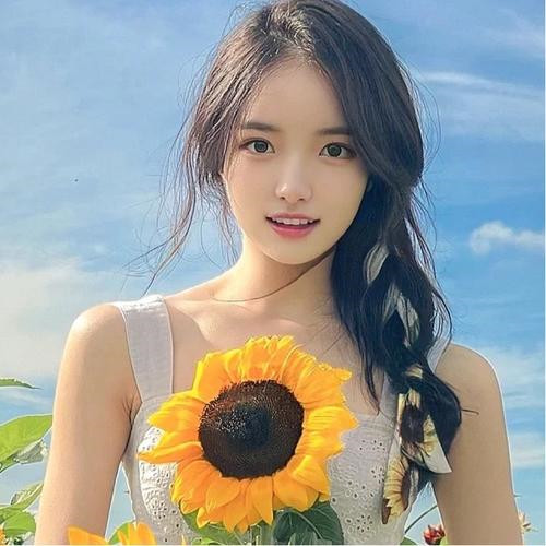 2025年最新美女微信头像图片