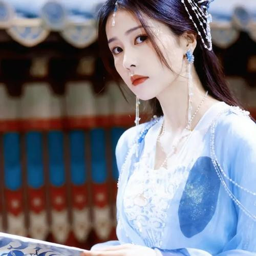 2025年最新美女微信头像图片