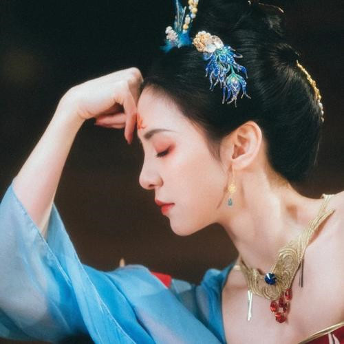 2025年最新美女微信头像图片