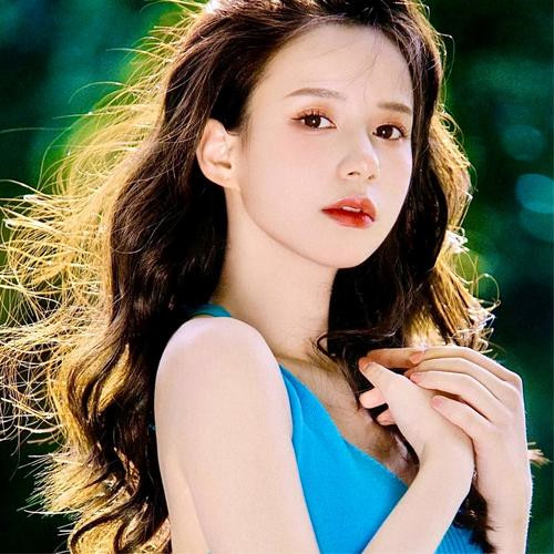 2025年最新美女微信头像图片
