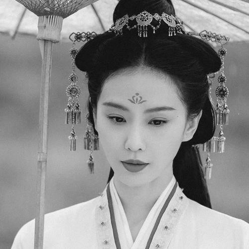 脱俗古风头像女生动漫黑白图片
