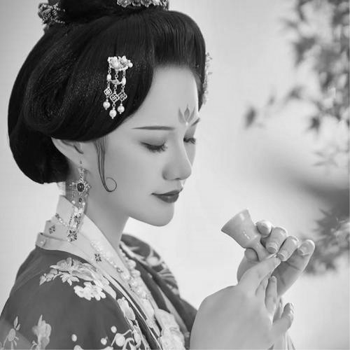 脱俗古风头像女生动漫黑白图片