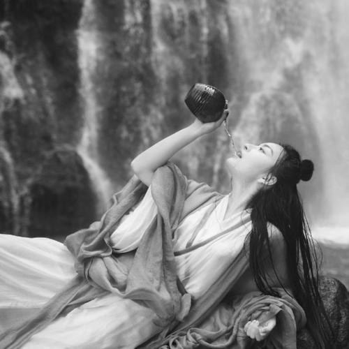 脱俗古风头像女生动漫黑白图片