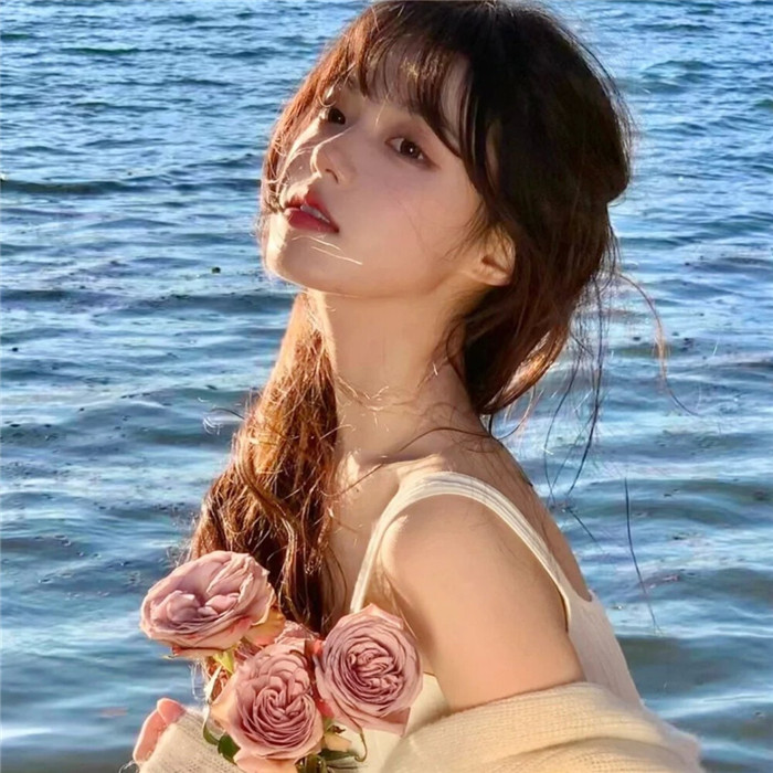 氛围感高级感的头像女生图片