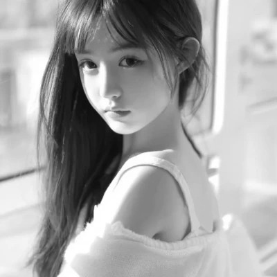 干净女生头像真人黑白高清
