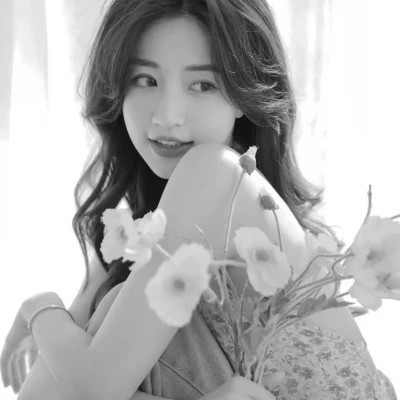 干净女生头像真人黑白高清