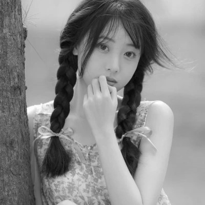 干净女生头像真人黑白高清