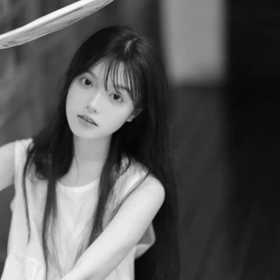 干净女生头像真人黑白高清
