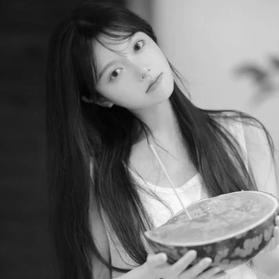 干净女生头像真人黑白高清