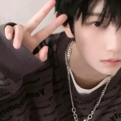 2025新头像男高清真人照片