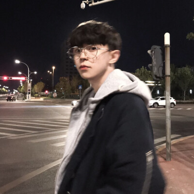 2025年最火阳光男生真人头像