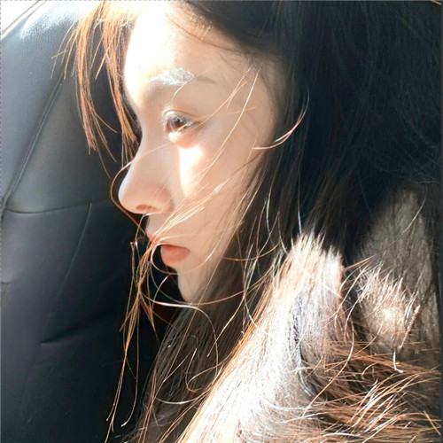 2025年高清女生真人头像图片