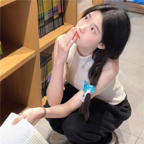 2025年高清女生真人头像图片