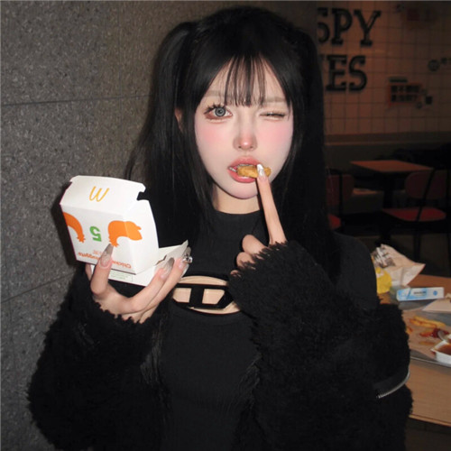 2025年高清女生真人头像图片
