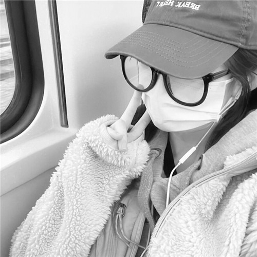 高级范黑白女生头像图片