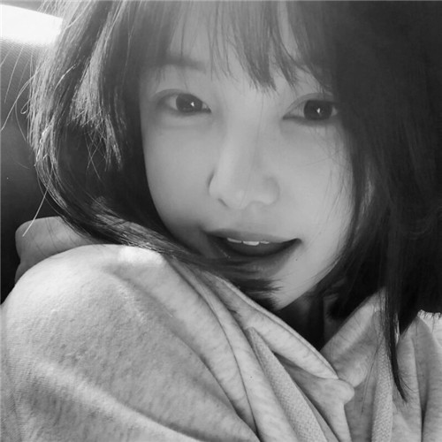 高级范黑白女生头像图片