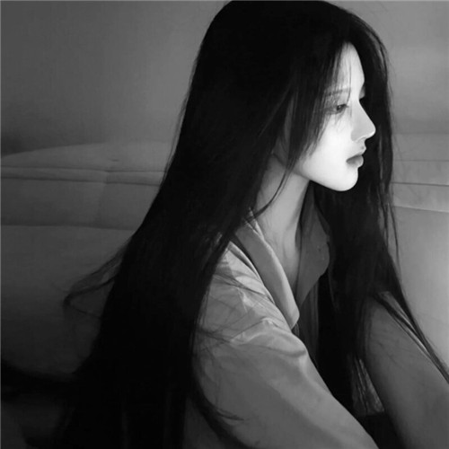 黑白女生头像高清好看图片
