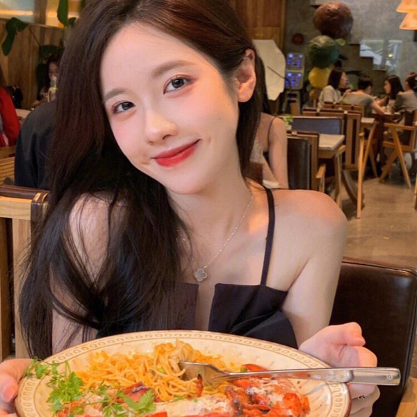 有钱图片头像女生真人