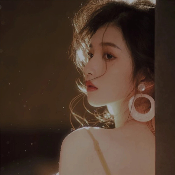 气质十足的港风氛围感女生唯美头像