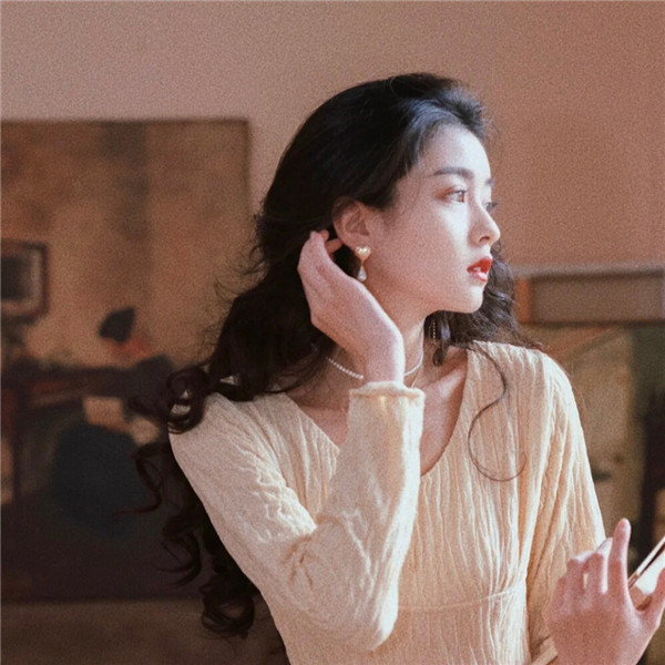 气质十足的港风氛围感女生唯美头像