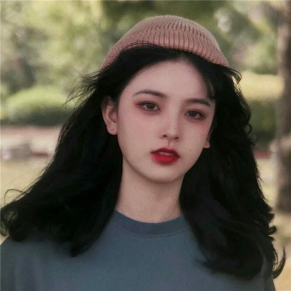 气质十足的港风氛围感女生唯美头像