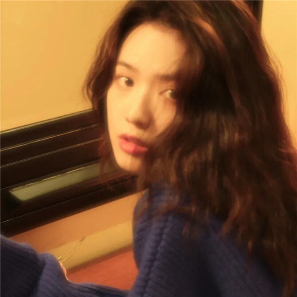 气质十足的港风氛围感女生唯美头像